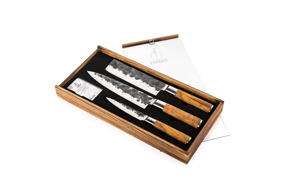 Hand forged quality 3-piece knive set with olive handle in luxury wooden box